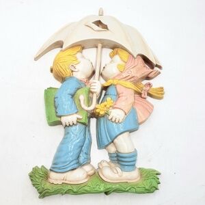 1977 Homco Boy Girl Kissing Umbrella Resin Wall Decor Retro Childrens 12.5 inch